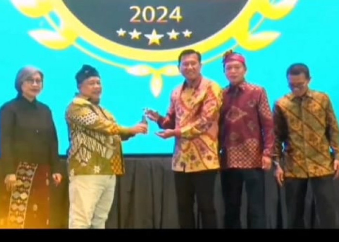 Membanggakan Dirut PT BPR Bank Daerah Karanganyar Raih The Best Regional Champion 2024 Dari The Asian Post