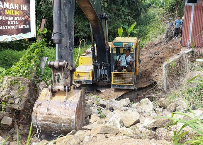 Satpol PP Ratakan Lahan Kuburan Mr X 