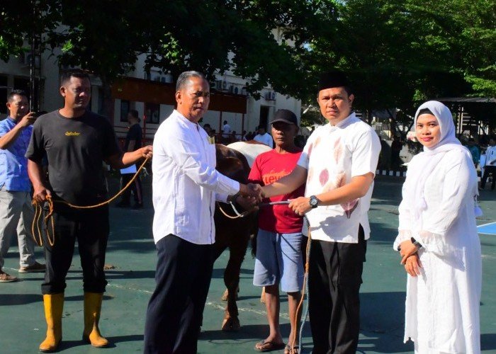 Kapolres Karanganyar Serahkan Hewan Qurban Secara Simbolis dalam Rangka Hari Raya Idul Adha 1446 H