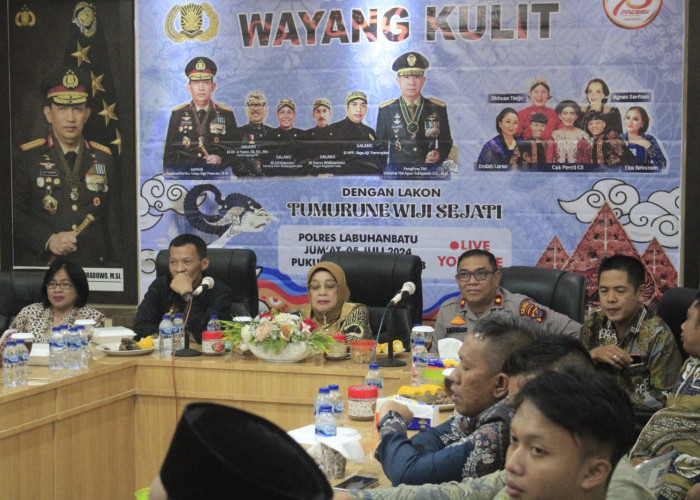 Plt. Bupati Saksikan Pagelaran Wayang Kulit dalam peringatan Hari Bhayangkara