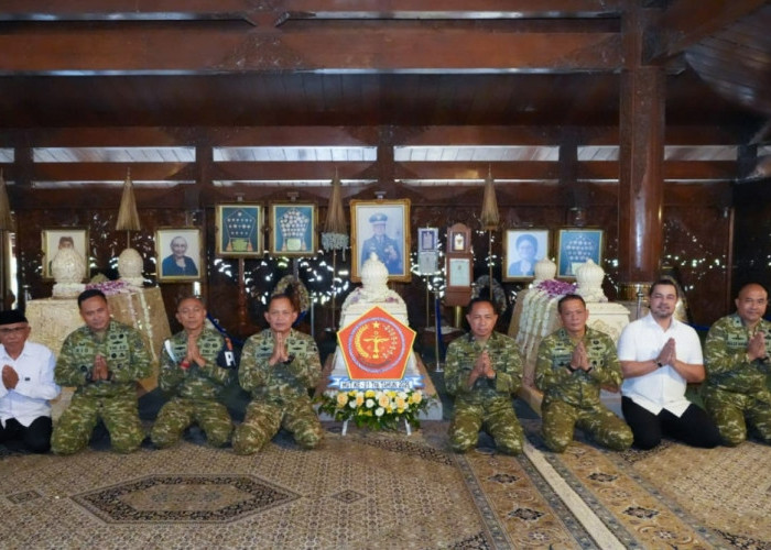 Pangdam IV/Diponegoro Dampingi Panglima TNI Ziarah ke Makam Jenderal Besar TNI (Purn) Soeharto di Giri Bangun