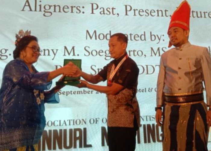 Dokter TNI AL Terima Penghargaan dalam Indonesia Association Othodontis Annual Meeting di Makassar