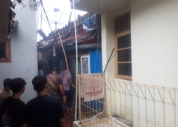 Diduga Korsleting Listrik, Rumah Kontrkan di Cibaraja Kaler Cisaat Nyaris Ludes Dilalap Si Jago Merah