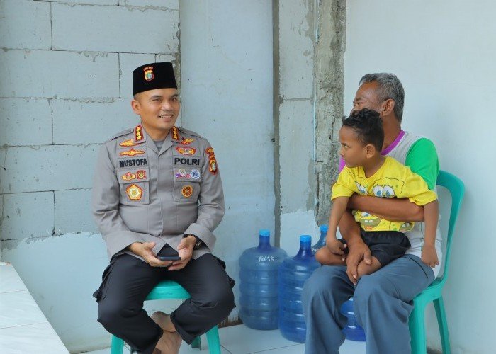 Polisi Beri Bantuan Kursi Roda untuk Penderita Celebral Palsy-Lansia di Bekasi dan Karawang