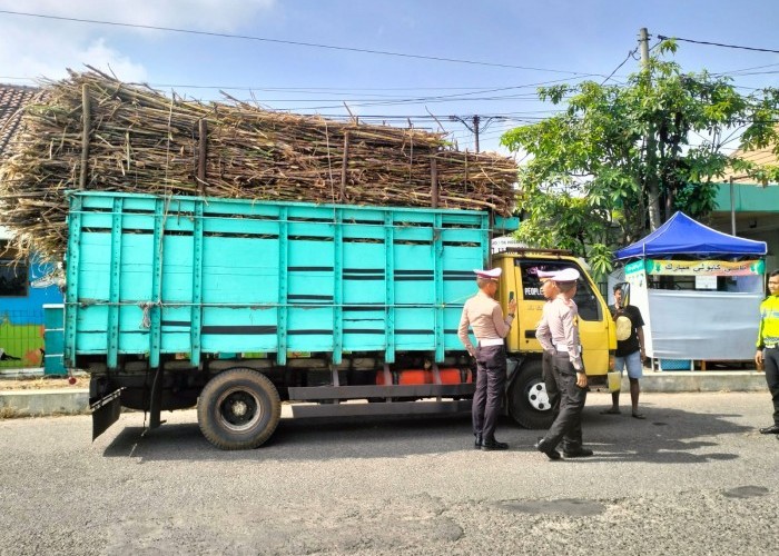 Satlantas Polres Karanganyar Gelar Sosialisasi  dan Himbauan Kepada Pengemudi ODOL Cegah Terjadinya Lakalantas
