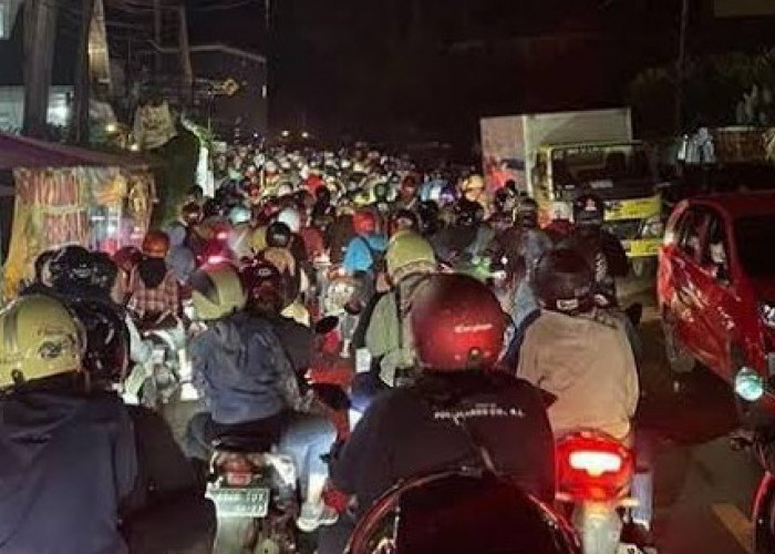 Jalur Puncak Bogor Macet Parah, Pengendara Hanya Bisa Pasrah