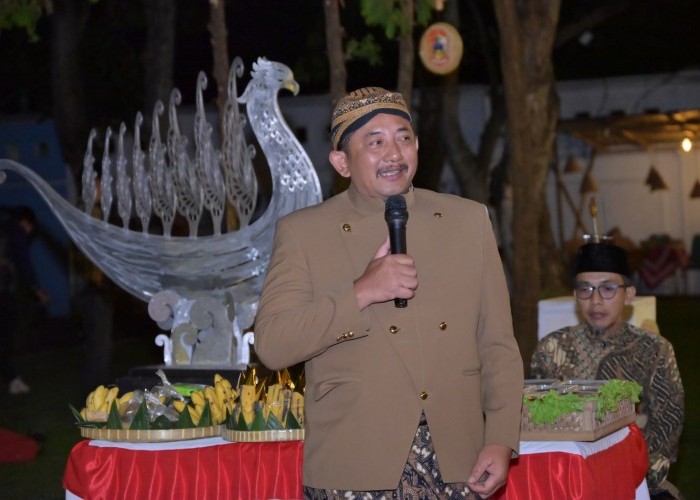 Bupati dan Wakil Bupati Karanganyar seengkuyung dan mendukung Hadiri Jamasan Pusoko Keris Kyai Pamot