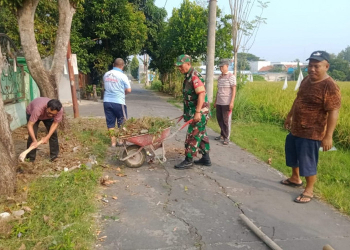 Babinsa dan Warga Kompak Lakukan Pembersihan Lingkungan