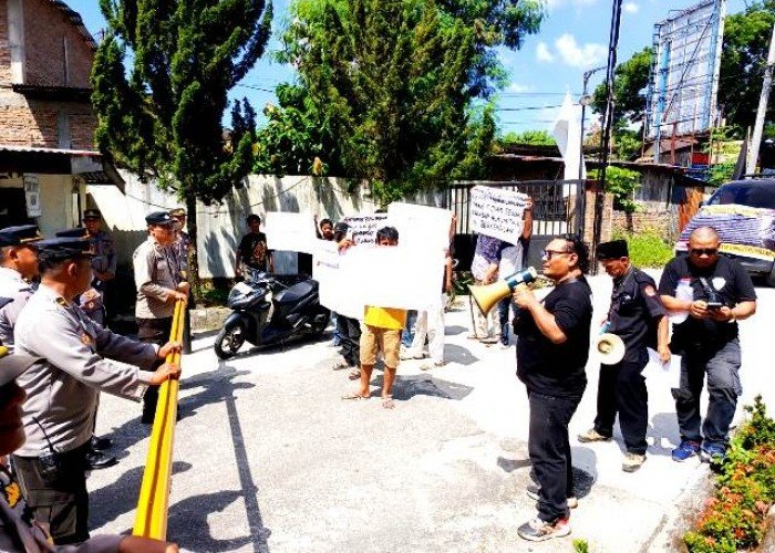 Unjuk Rasa Bakumku: Usut Tuntas  Proyek Penguatan Rp 2,7 Miliar