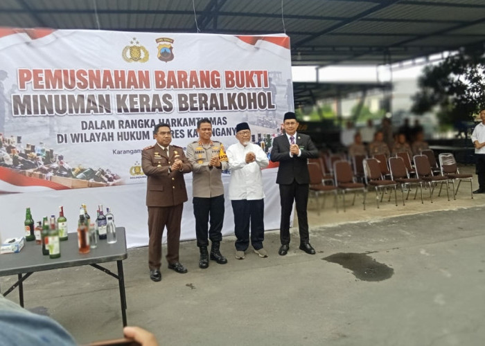 Polres Karanganyar   Musnahkan Ribuan Botol Miras, Lima orang Diamankan
