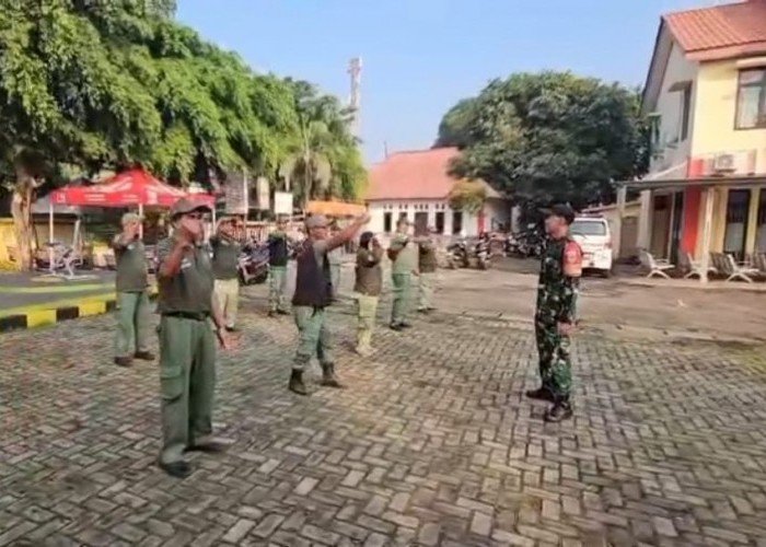 Perkuat Bintahwil, Babinsa Jatibening Baru Latih Kebugaran Anggota Linmas