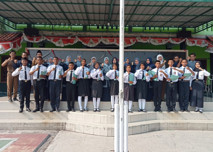 11 Peserta Didik Terbaik SMK Insan Mulya Kibin Mendapatkan Beasiswa Pendidikan