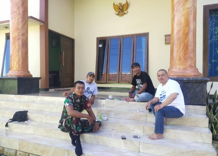 Bangun Hubungan Baik, Babinsa Komsos Dengan Kades dan Warga