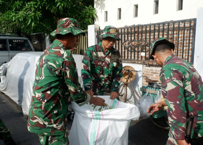 Di Kurve Anggota Kodim 0727/Kra dan Masyarakat  Buat Pasar Nglano Menjadi Lebih Bersih dan Nyaman