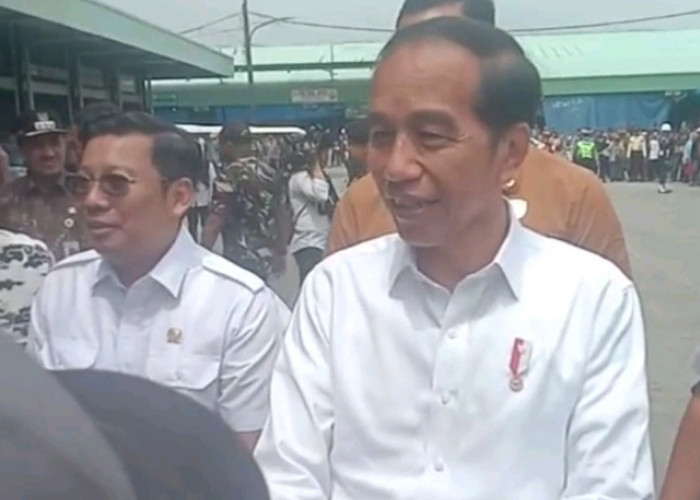 Jokowi Cek Stok Beras di Pasar Induk Cipinang, Jokowi Memastikan Bahwa Stok Beras di Bulog Masih Cukup Banyak