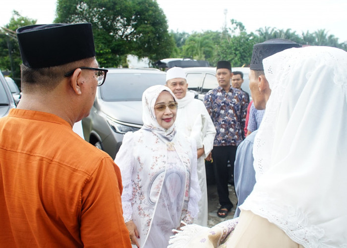 Plt. Bupati Labuhanbatu Sholat Ied Bersama Warga di Masjid Raya Al Ikhlas 