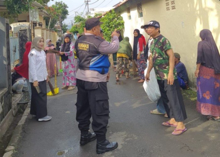  Bhabinkamtibmas di Purwakarta Ajak Masyarakat Bersama Jaga Kebersihan Lingkungan