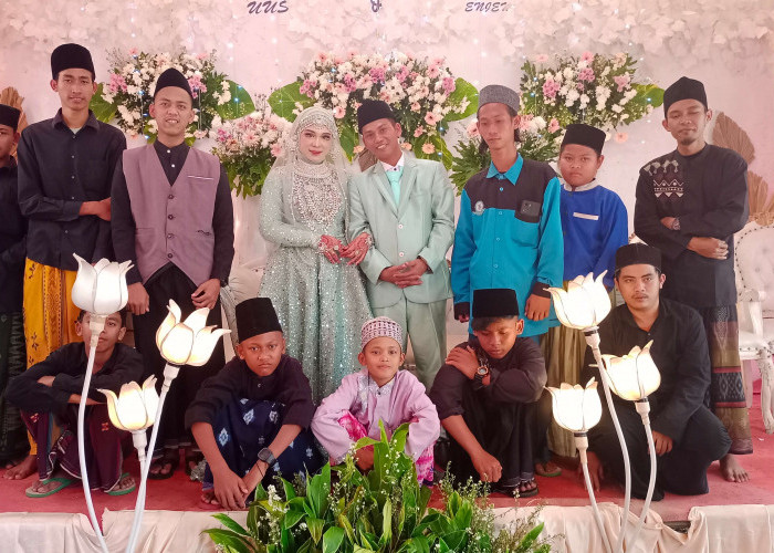 Marawis Darrul Hidayah Hibur Tamu Undangan di Pesta Pernikahan Enjen dan Uus