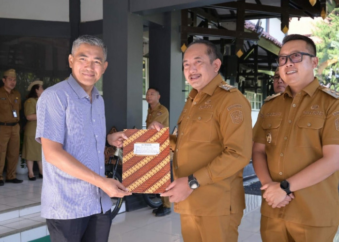 Bupati Karanganyar Serahkan SK Purna Tugas  Timotius Suryadi Usai Upacara Apel Pagi 