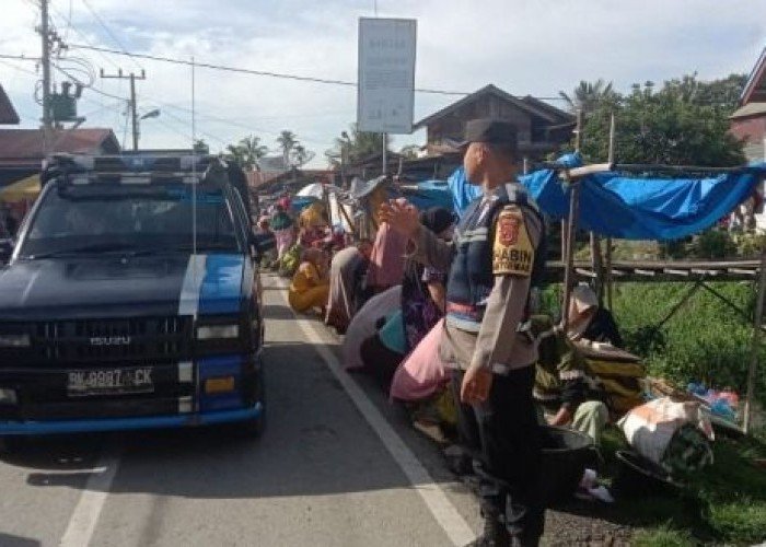 Personel Polsek Darul Hasanah Berikan Pelayanan Pengamanan dan Atur Lalu Lintas di Simpang 4 Tanjung