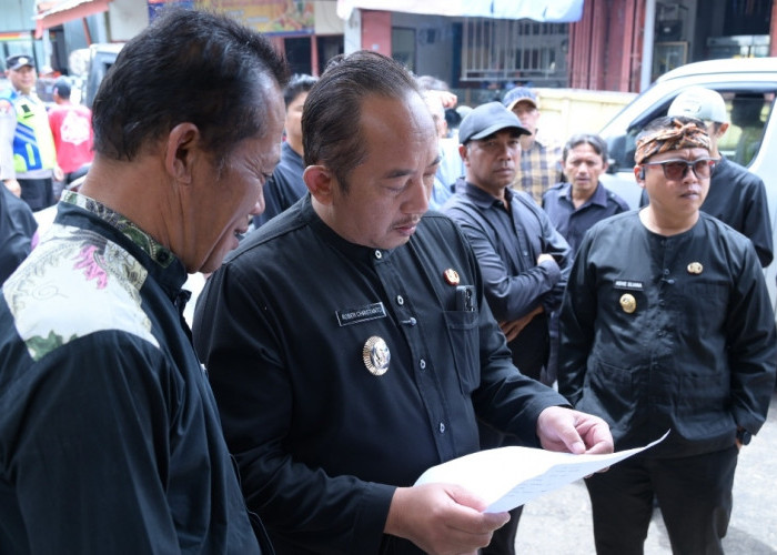Bupati Karanganyar Tinjau Pasar Karangpandan Paska Puting Beliung  Berikan Dukungan dan Bantuan Darurat