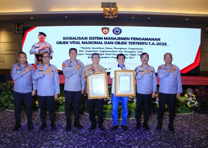 Polri Serahkan Sertifikat Audit SMP kepada Pengelola obvitnas yang Dapat Penghargaan 