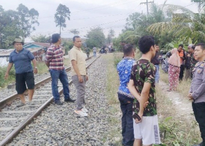 Berjalan Dekat Rel Pakai Headset, Warga Sinaksak Disenggol Kereta Api  