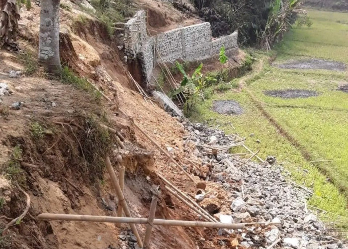 Perencanaan dan Pelaksanaan Stuktur Pondasi Awal Menjadi Alasan Runtuhnya Pembangunan Turap di Desa Cibolang