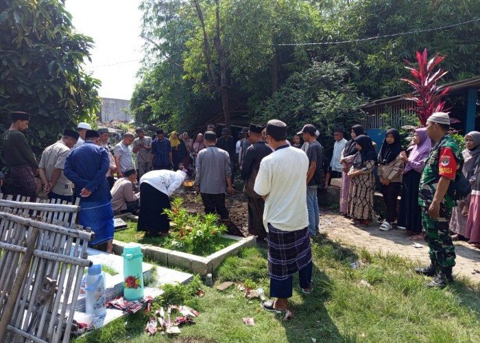Jajaran Anggota Koramil 01/Teluknaga Bersama Persit KCK Takjiah Ke Pemakaman Ibu Dari Serka Dadang Suherman