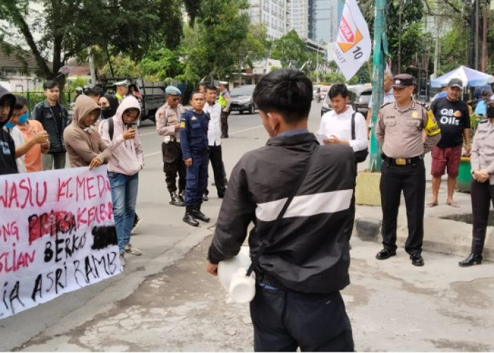 Massa Mahasiswa dan Masyarakat Geruduk Kantor KPU dan Bawaslu Sumut Minta Periksa Keaslian SKTT SMU Caleg Baye