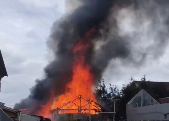 Korsleting Listrik Picu Kebakaran Hebat, 5 Rumah di Warnasari Ludes – 21 Jiwa Kehilangan Tempat Tinggal