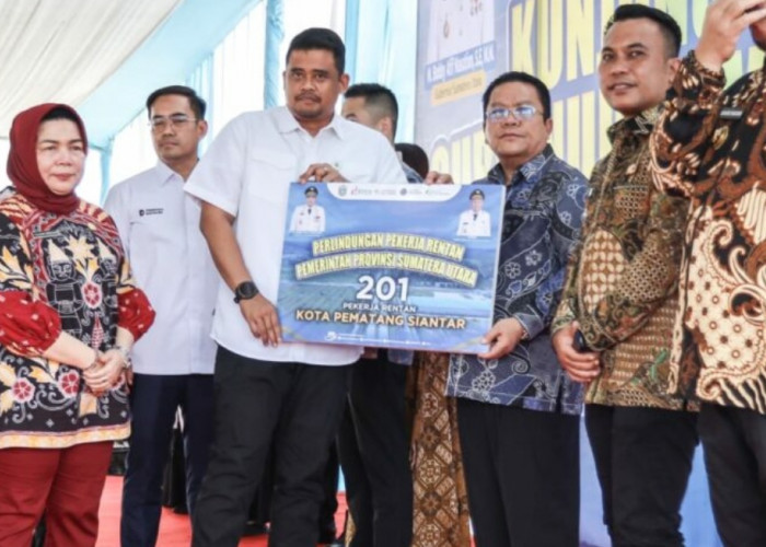 Gubernur Sumut  Kunker ke KEK Sei Mangkei, Walikota Terima Kartu BPJS Ketenagakerjaan untuk Pekerja Rentan