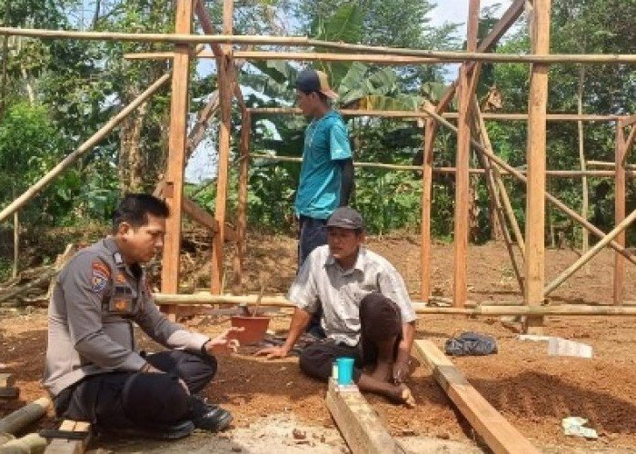 Dekat Dengan Kelompok Tani, Bhabinkamtibmas Polsek Serang Polresta Serkot Bangun Fasilitas Mushollah