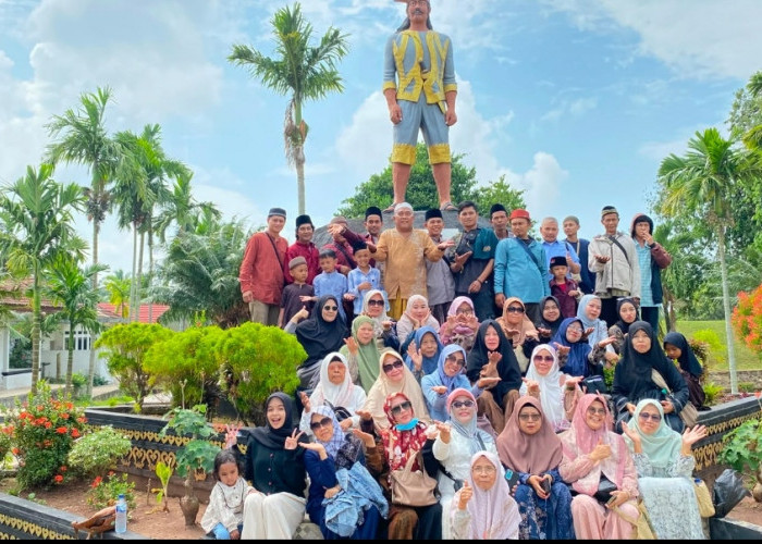 Sebanyak Enampuluh Orang 60 Warga Kmp. Sadamaya Ziarah ke Banten Lama, Merak, dan Makam Pahlawan Raden Inten I