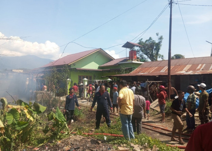 Belasan Keluarga Kehilangan Tempat Tinggal di Aceh Akibat Dibakar 