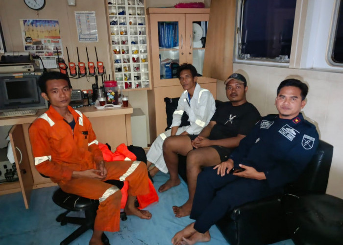 Aksi Cepat KPLP Kemenhub Evakuasi Kebakaran Kapal MV. Noah Satu di Perairan Tuban, Laut Jawa