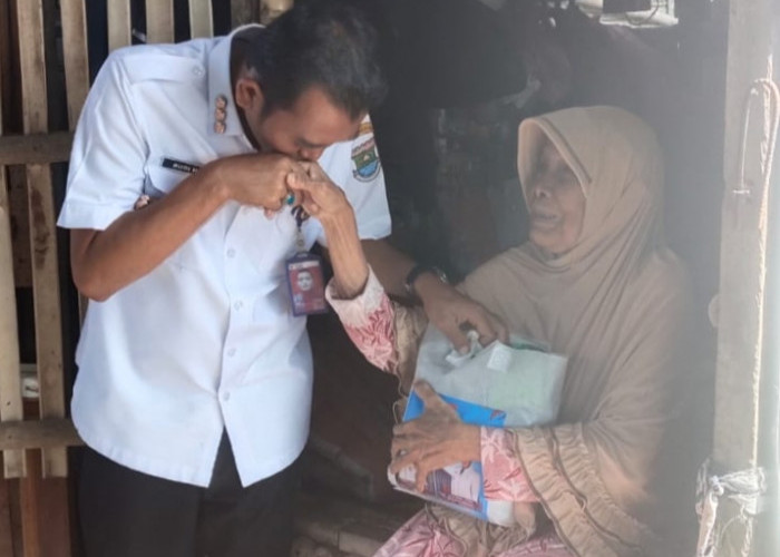 Camat Kemiri Sambangi Korban Musibah Puting Beliung di Desa Karang Anyar