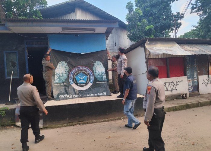  Polisi, TNI dan Satpol PP Tertibkan Puluhan Bendera Ormas di Tangerang