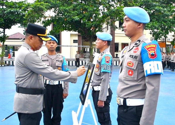 Disiplin Tak Bisa Ditawar, Polres Karanganyar Gelar Upacara PTDH
