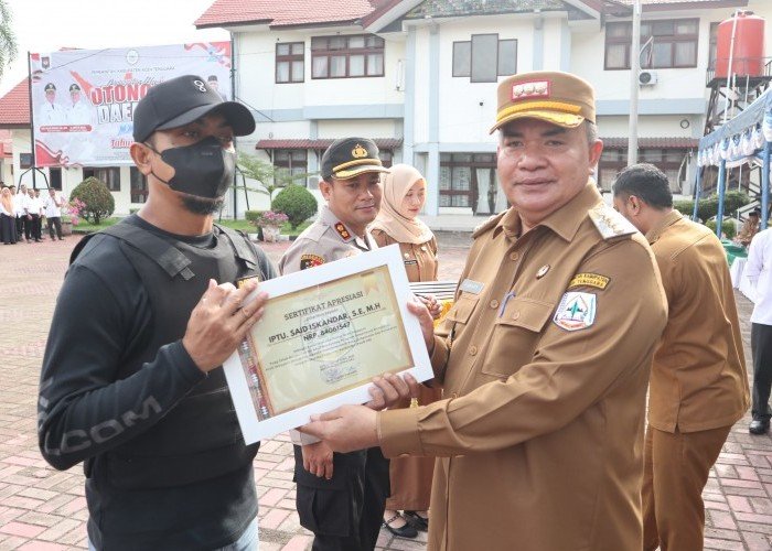 Apel Pagi Gabungan OPD, Kapolres Aceh Tenggara Terima Penghargaan atas Prestasi dalam Pemberantasan Narkotika
