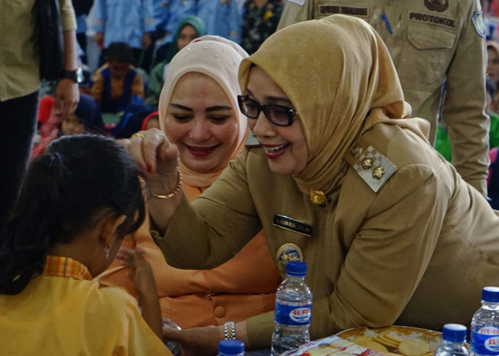 Bersama Bunda PAUD, Wakil Bupati Bagikan Makanan Tambahan Untuk Siswa  PAUD