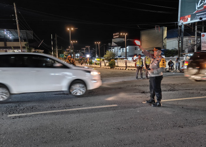 Kapolres Simalungun Pimpin Langsung Pengaturan Arus Lalu Lintas Sampai Larut Malam