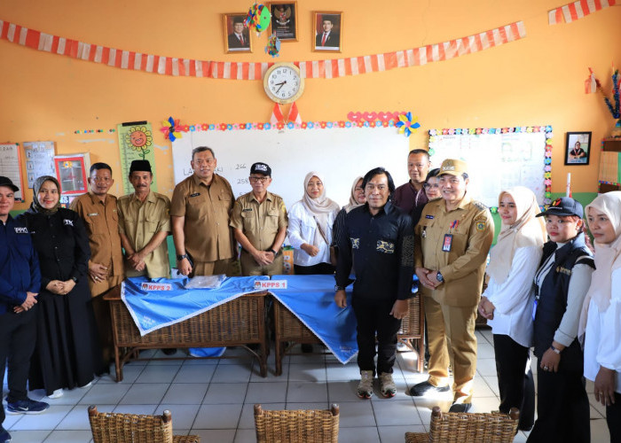 Jelang Pencoblosan, Pj. Bupati Bogor dan Anggota DPD RI Komeng Cek Kesiapan di TPS Babakan Madang 