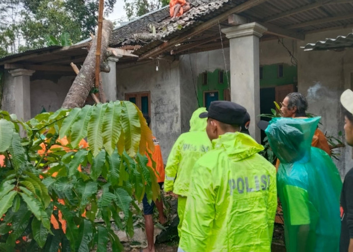 Kesiapsiagaan Polri, Personel Polres Karanganyar Sigap Tangani Pohon Tumbang Akibat Cuaca Ekstrem