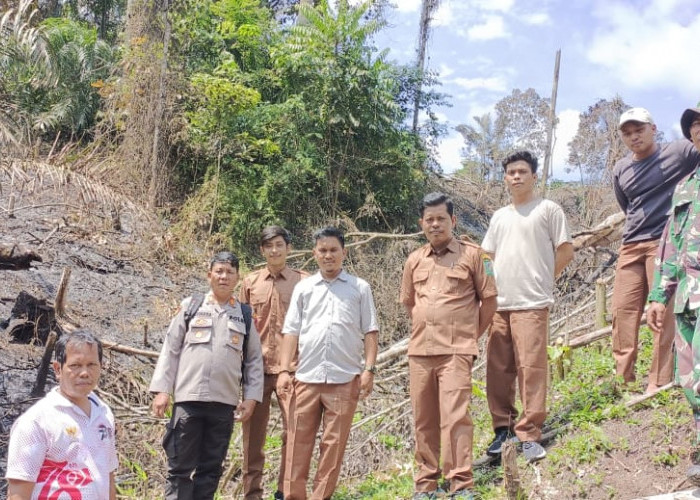 Kapolsek Silau Kahean AKP JH Sinaga Turun Langsung Cegah Kebakaran Lahan di Hutan Register Nagori Asih