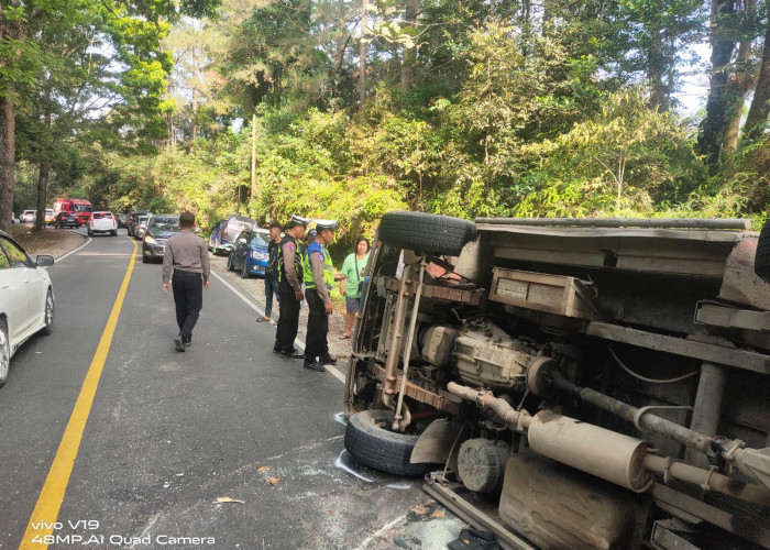 Sat Lantas Polres Simalungun Bantu Evakuasi Korban Kecelakaan Tunggal Bus PT. Lalupa Karona