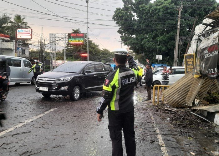 Respons Cepat Polsek Sukaraja Polsek Bogor Minimalkan Dampak Pohon Tumbang di Jembatan Hitam