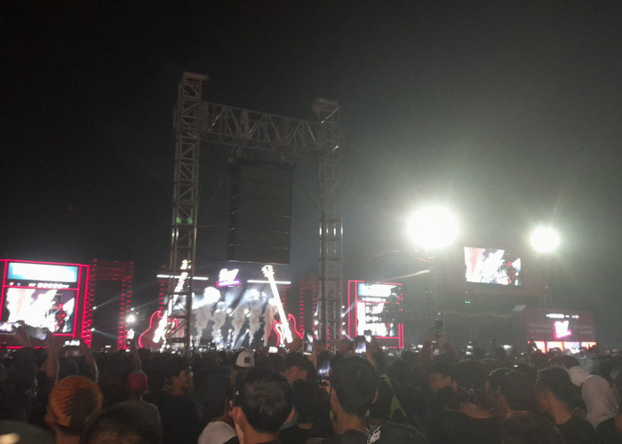 Ribuan Fans Iwan Fals Padati Konser Gaung Merah di Bogor