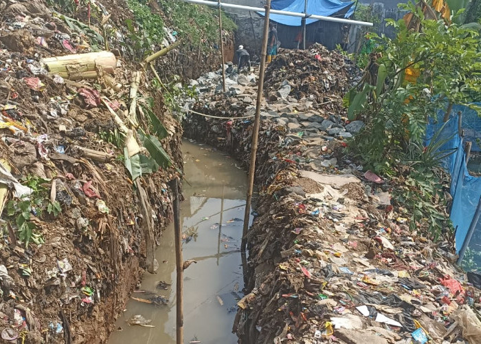 Pemdes Ciherang Ubah Tempat Sampah Liar Jadi Jalan Betonisasi