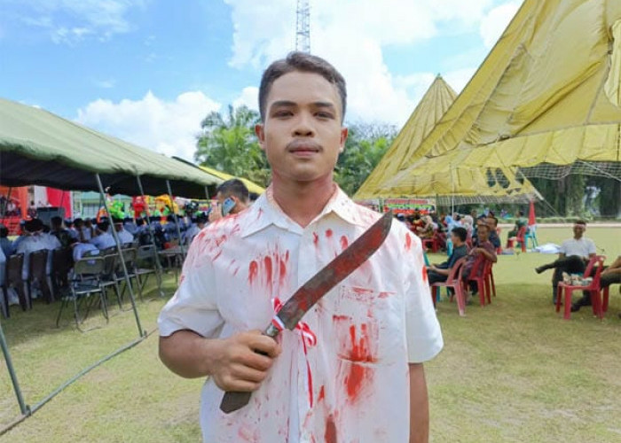 Pemenang Kostum Terunik Karnaval Hari Pahlawan, Fakru Royan Naibaho dari SMK negeri 1 Siantar